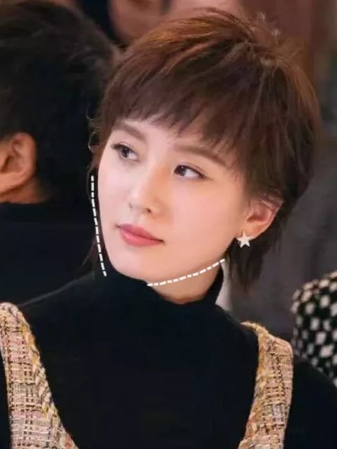 像这种脸型稍微有一点 棱角的,剪超短发就像一枚 男孩子了!