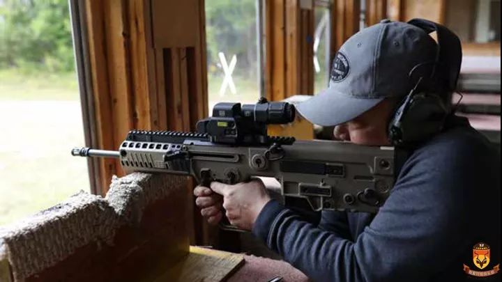 狩猎黑熊使用.300 win mag大口径来复枪,枪和瞄准镜质量都非常好!