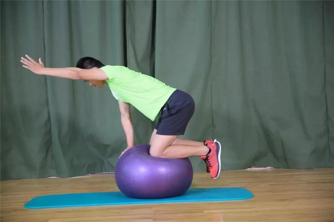 立扫帚游戏让苦闷的大众乐开怀试试看这些平衡训练动作你能完成几个