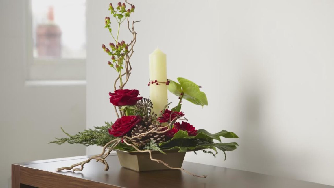 教你如何运用玫瑰,刚草和简单的材料,就能呈现出充满线条感的艺术花艺