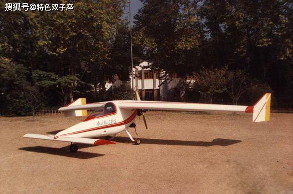 这款ad100飞机,机身长5.02米,宽8.68米,高1.71米.