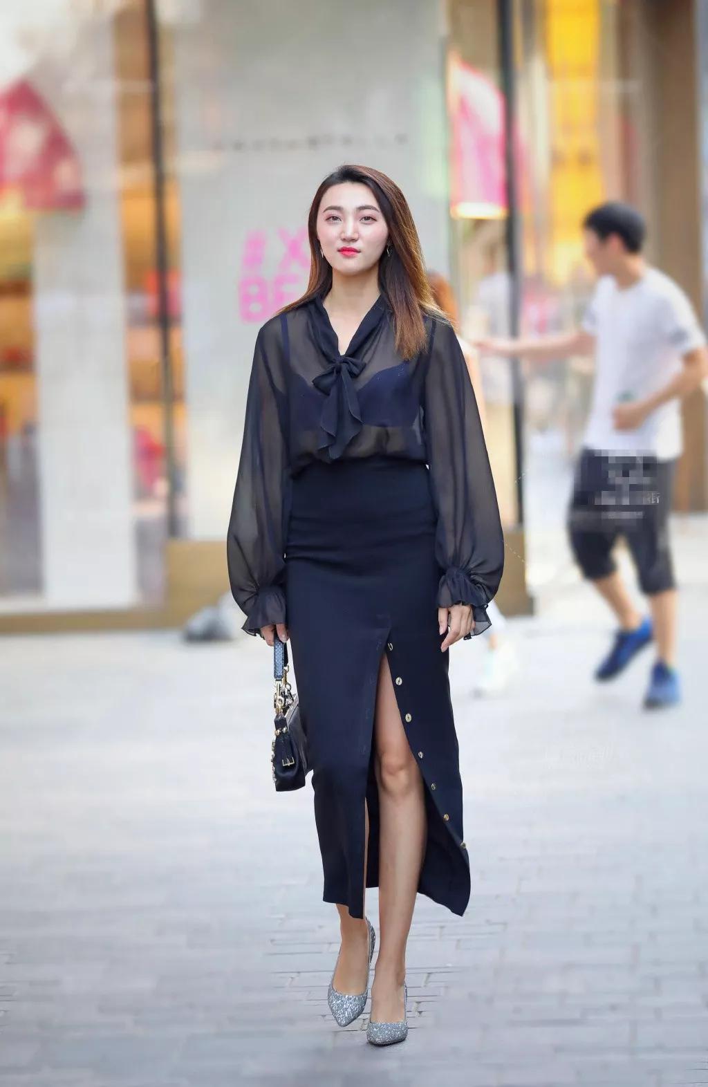 原创一双铆钉高跟鞋展示了美女修长的双腿