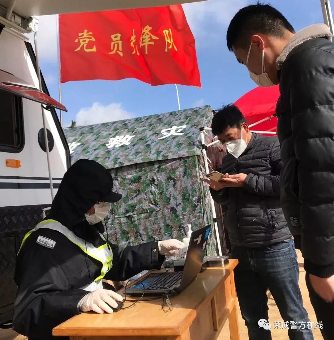 都因为温度过低消极怠工矿泉水都冻得硬邦邦的即使穿上厚厚的棉衣