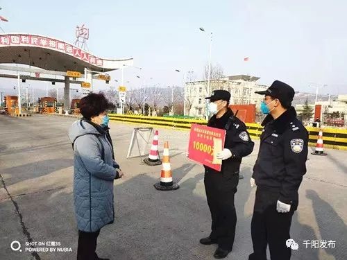 县委书记何玲慰问交通卡口工作人员时强调要牢守第一道关口严防病毒