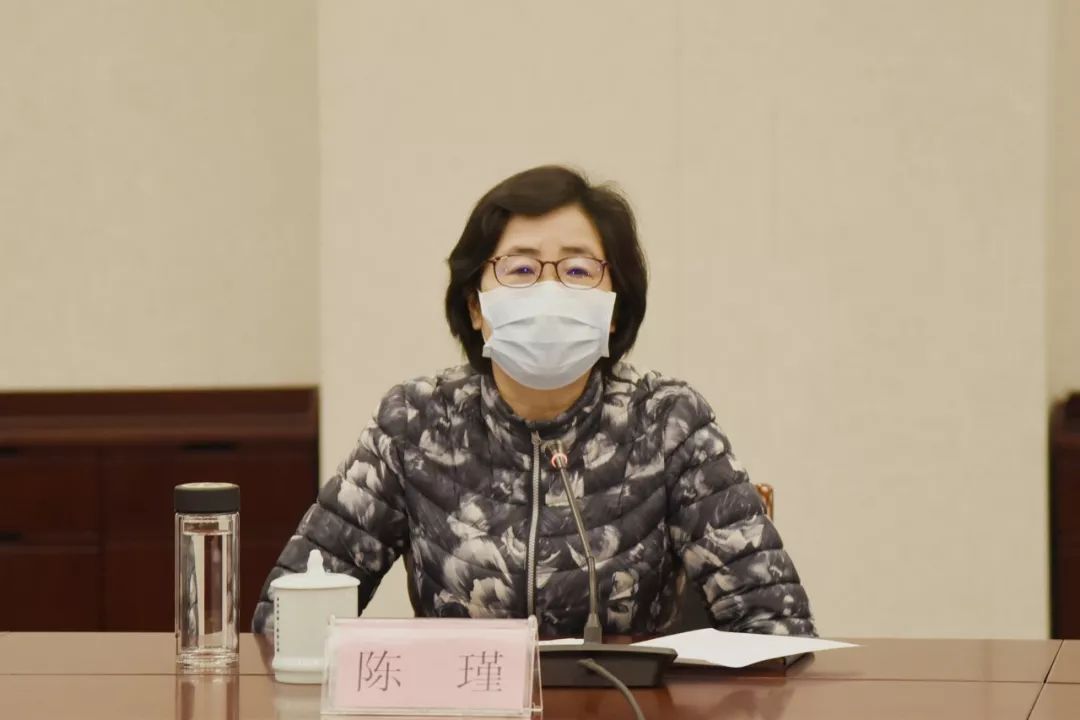 会上,区委常委,常务副区长冯晶通报我区企业复工开展情况.