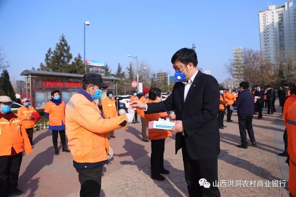 付雪海为环卫工人送上手套县委常委,常务副县长刘春林2月12日,洪洞