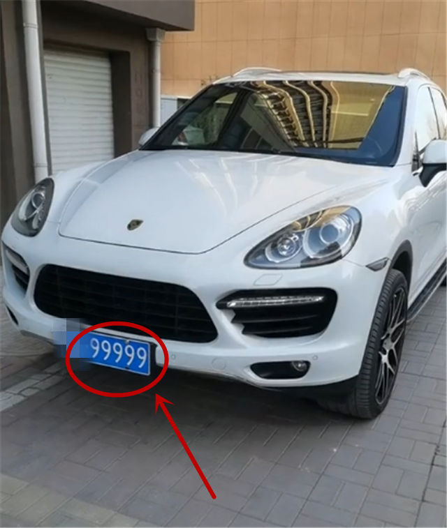 320万保时捷挂99999牌,车牌值7位数,车主是华驰集团"陈总"