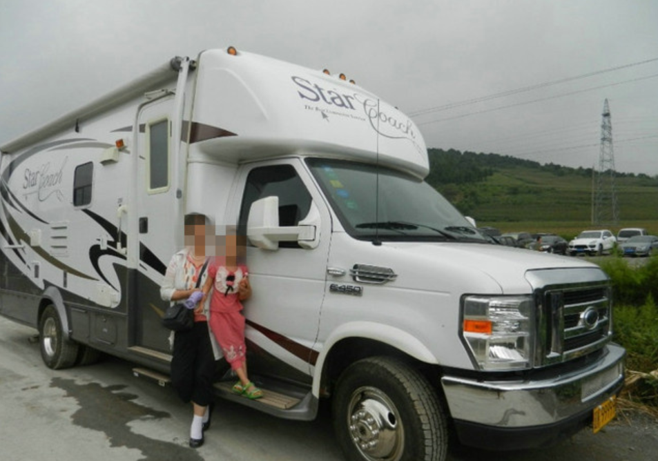 赵本山的私人房车,都是5连号车牌,停在拍戏现场,国内很少见