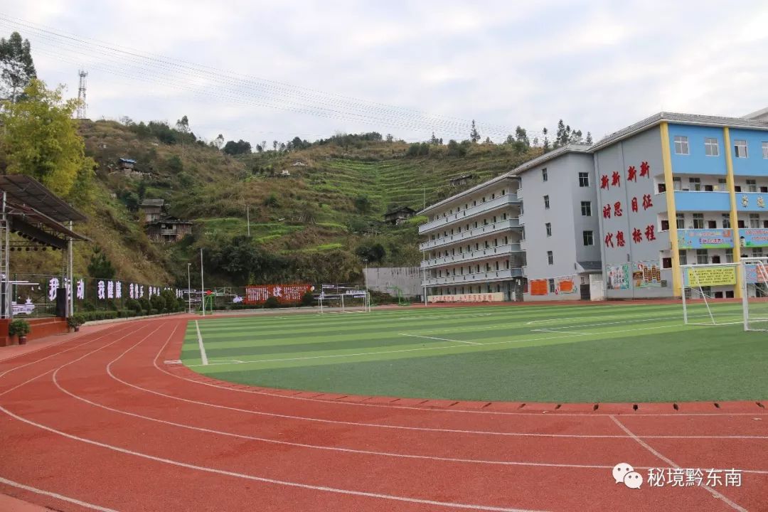 苗族侗族自治州从江县境内的花卉已经含包开放,从江三中校园内红梅