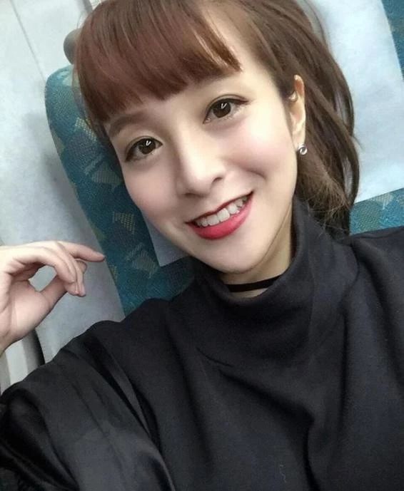 27岁甜美女星同时和两男生亲密约会,一个大叔一个小鲜肉很会玩_梁凯莉