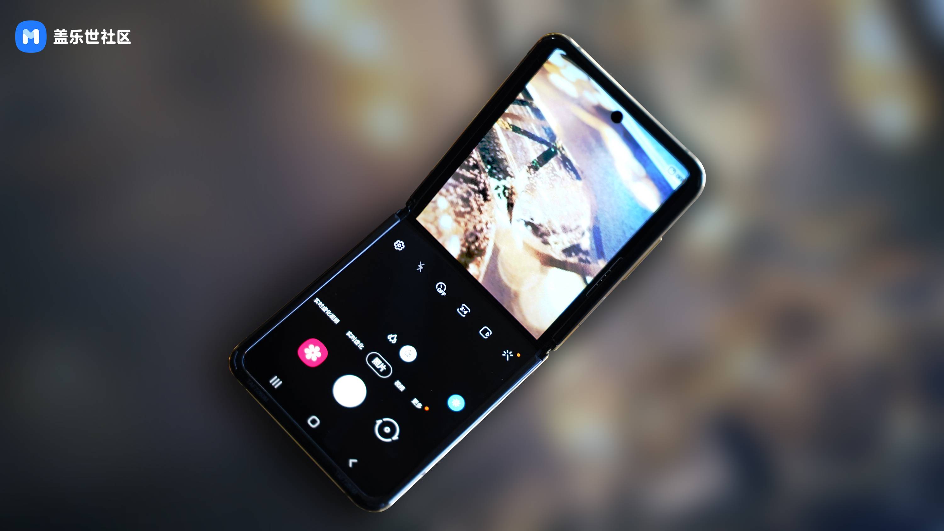 图片来自:盖乐世社区相机配置方面,galaxy z flip 共有 3 枚摄像头