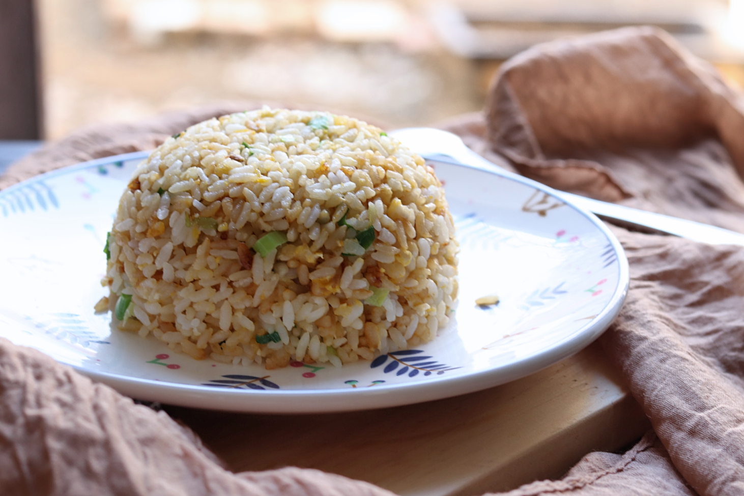 食材: 陈米饭1碗,鸡蛋1个,植物油2勺,葱花适量,味达美臻品特级生抽2勺