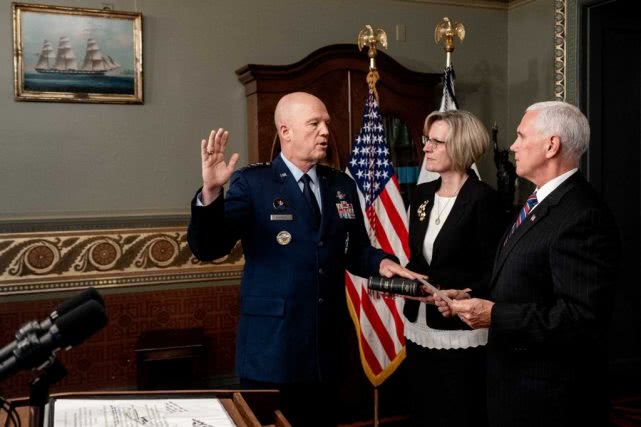 雷蒙将军宣誓就职在美国总统特朗普的努力下,美国第六大军种—太空
