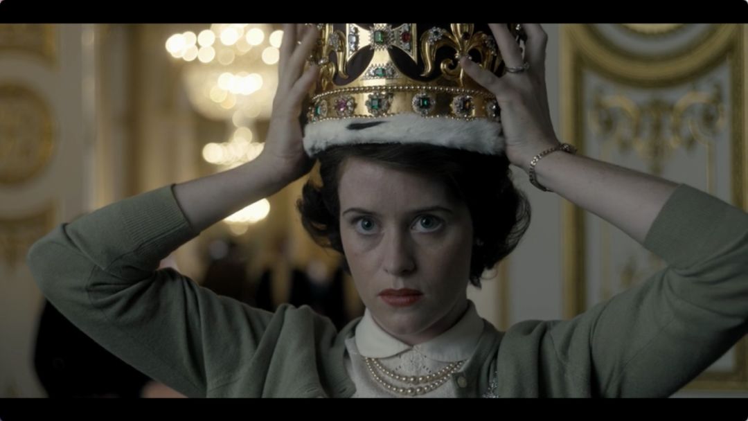 以1952年伊丽莎白即位为原点,第一季开头迅速给我们递出了王冠于王室