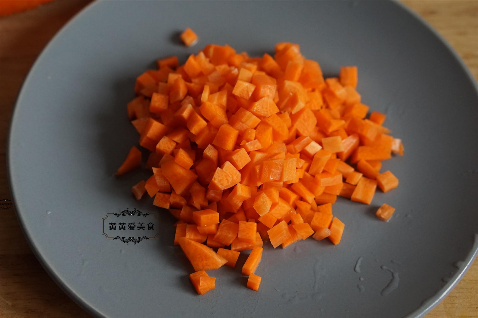 2,嫩黄瓜也切成丁.3,锅里倒入适量的油,倒入鸡蛋液,翻炒成鸡蛋丁备用.