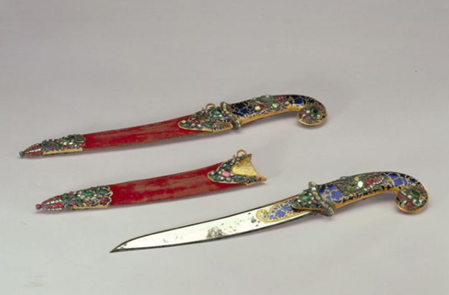 大汉金刀:这把刀没有多少宝石镶嵌,倒是用了大量的黄金制作,从刀钡浇