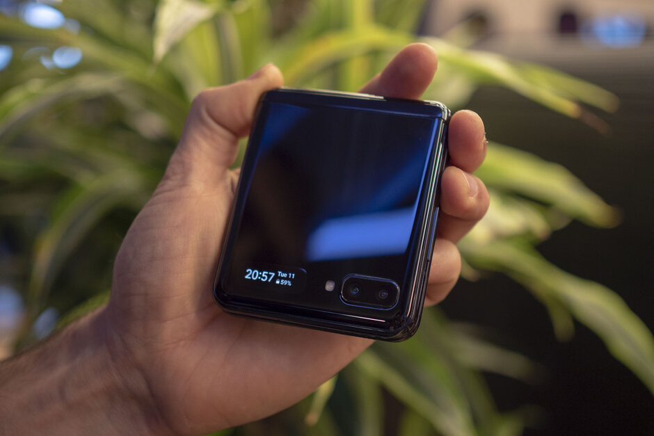 galaxy z flip 是三星推出的第二款可折叠手机_fold