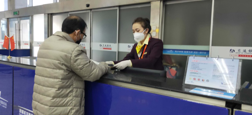 乌鲁木齐机场海南航空售票处售票员正在为旅客办理客票服务返回搜狐