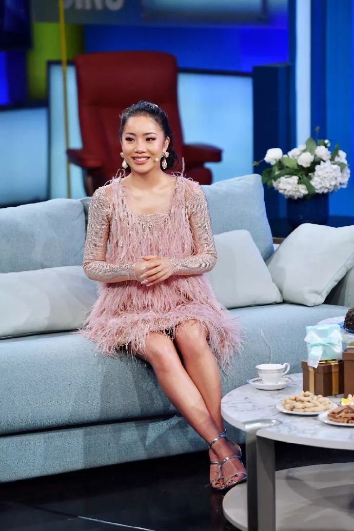 王菊真是性感又高级蕾丝吊带配上半透衬衫谁说微胖女人魅力低