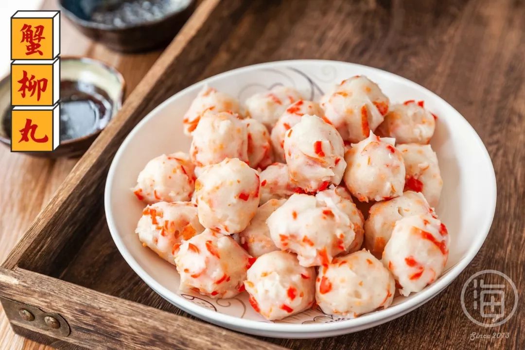 刚起锅的蟹柳丸最是好吃,轻轻一咬,内里汤汁争先恐后地溢出.