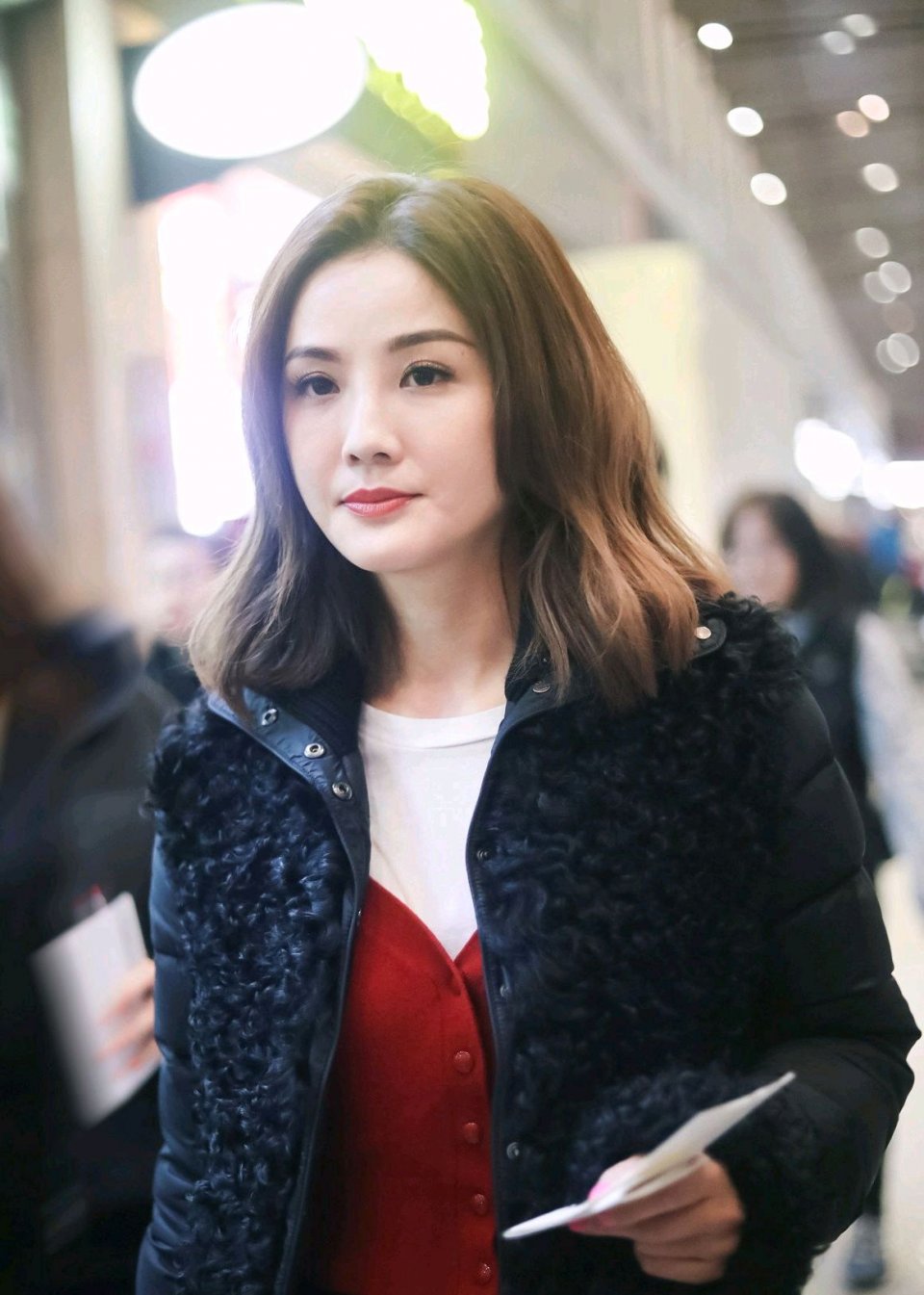 是充分的利用了头发造型,自然散下的头发把她的脸型修饰得更加的小巧