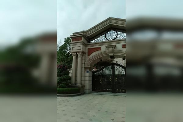 福建泉州的豪宅光這個大門就要八十萬