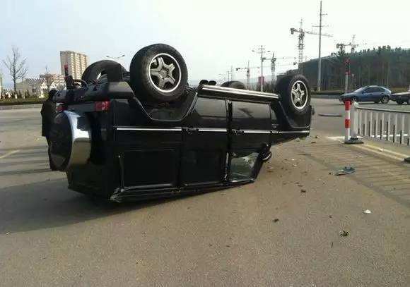 200万奔驰大g总是硬汉风格车主那是你没见过它翻车的时候