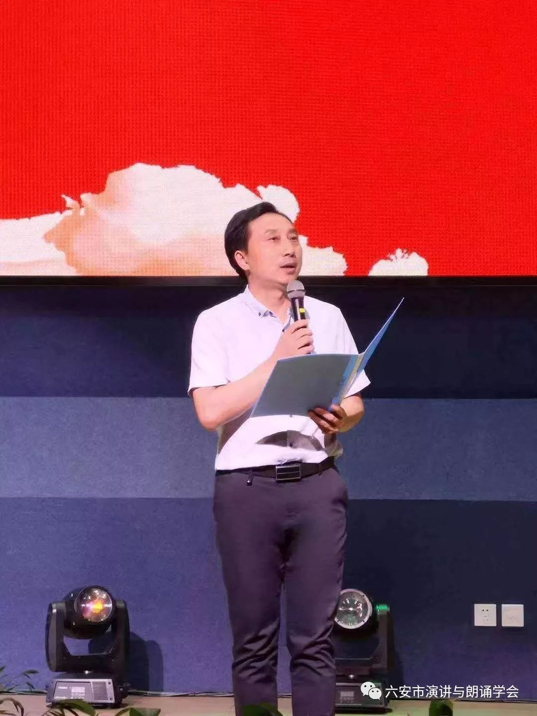 简 介王聿家:六安市演讲与朗诵学会会员,高级教师.