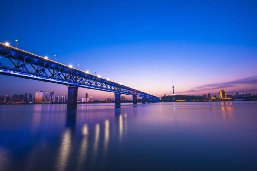 去武大看樱花去东湖坐缆车去司门口走长江大桥去江边看秀美画卷武汉