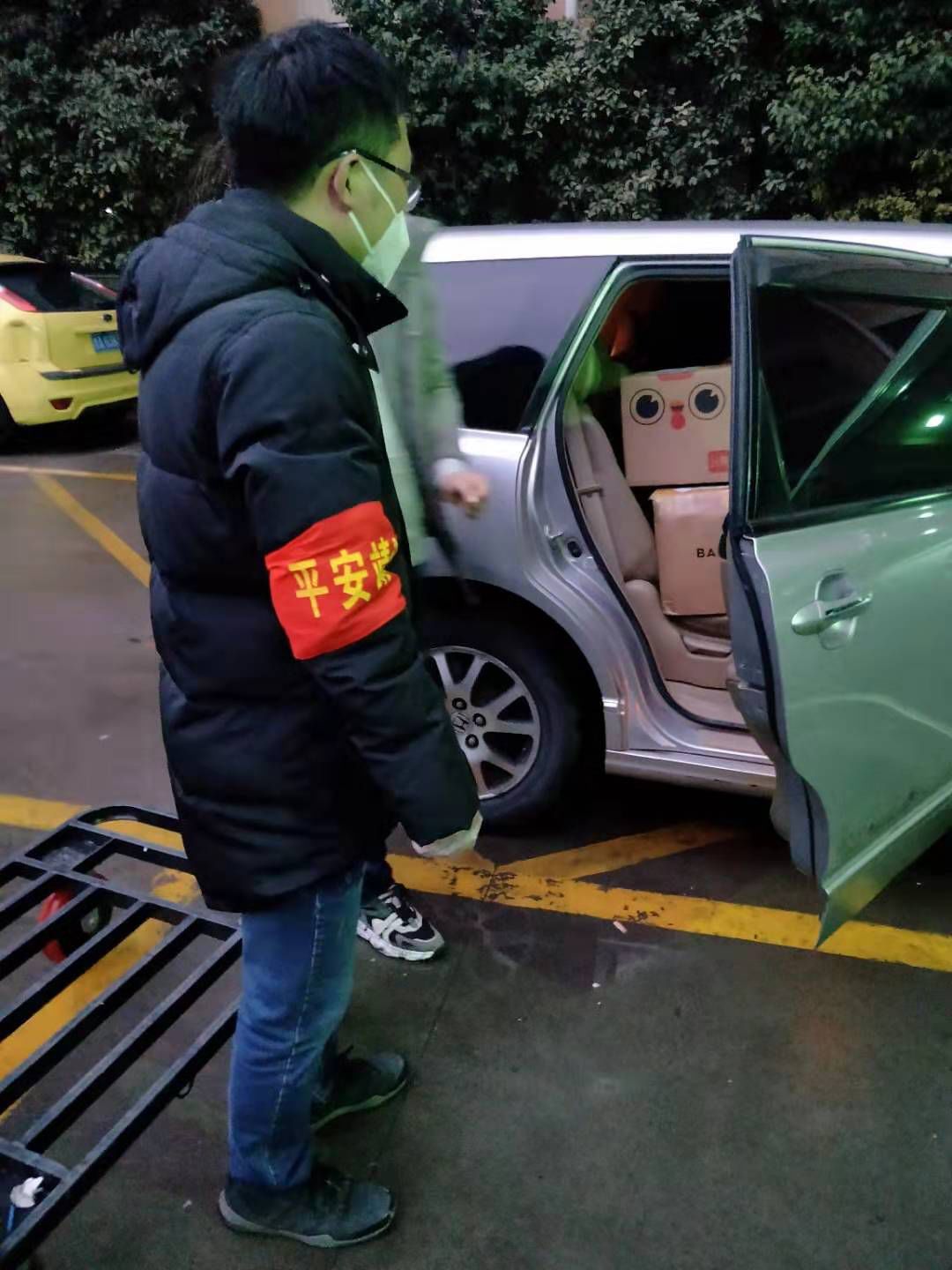平凡成就伟大站在疫线的靖江一家人