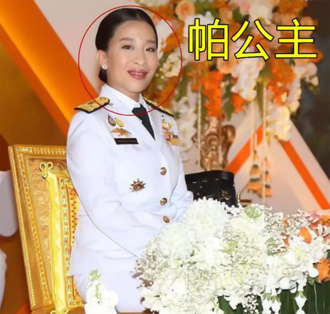 42岁帕查拉公主享受国王礼遇,4排国防生在后面推车,王位继承有戏