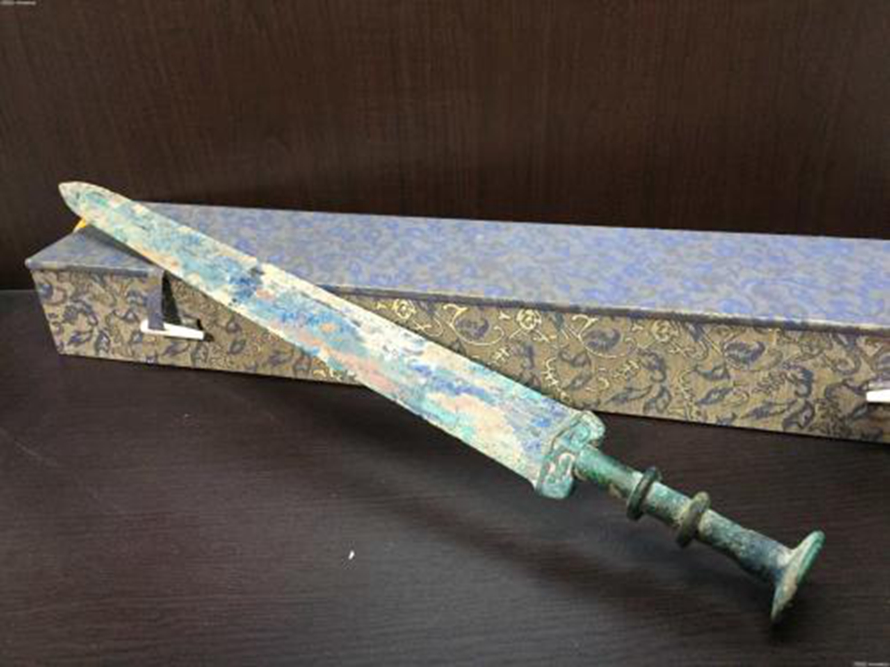 小伙20万卖了祖传战国青铜剑,后又花20万赎回,估价后专家:沉住气