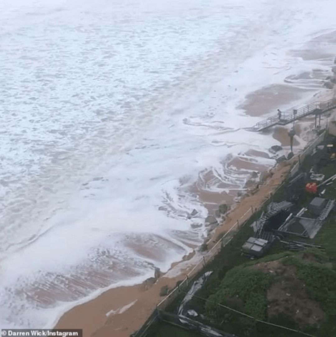 澳洲海灘遭嚴重侵蝕濱海豪宅險些被吞沒海水泡沫離住宅僅幾米遠