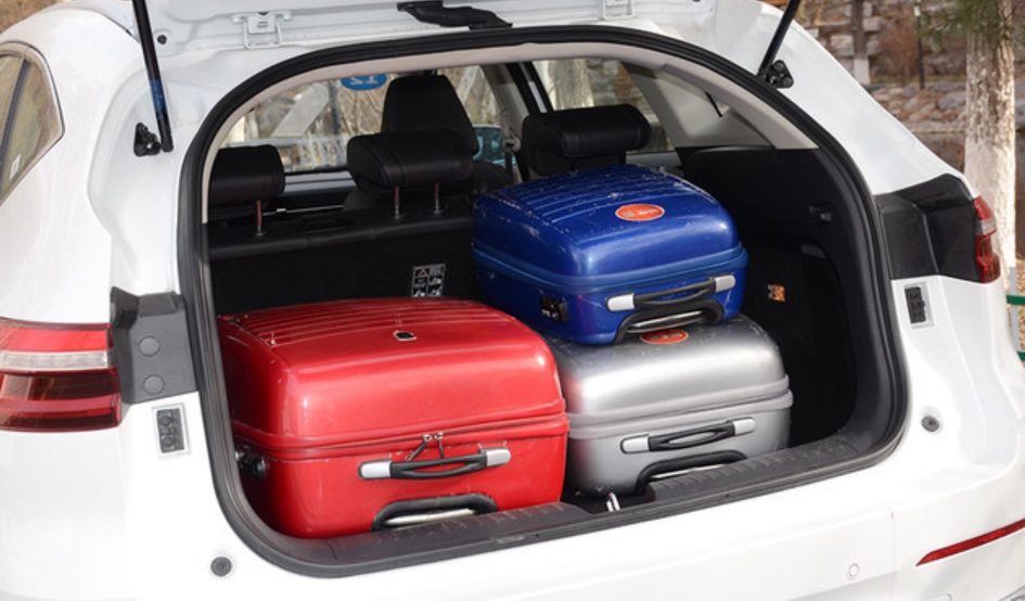 哈弗f7常规纵深有890mm,容积达490l,后备厢放入20,22,24英寸三个行李