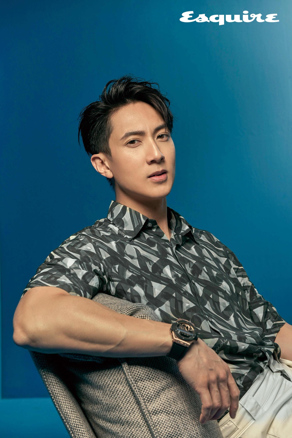 吴尊登台版时尚杂志封面白色西装硬朗绅士