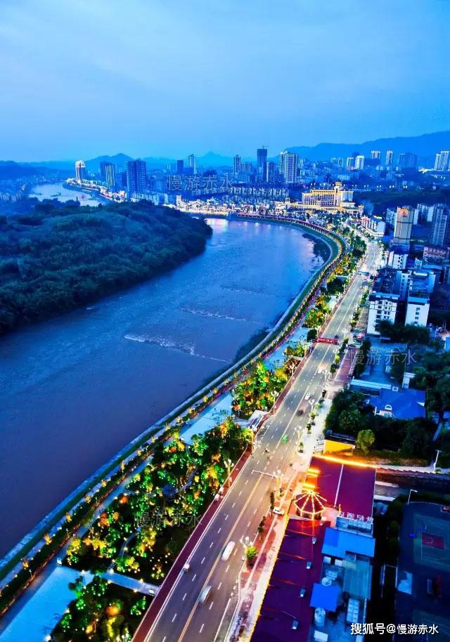 每当夜幕降临,赤水市三十河滨大道流光溢彩,成为整个赤水河流域最美的