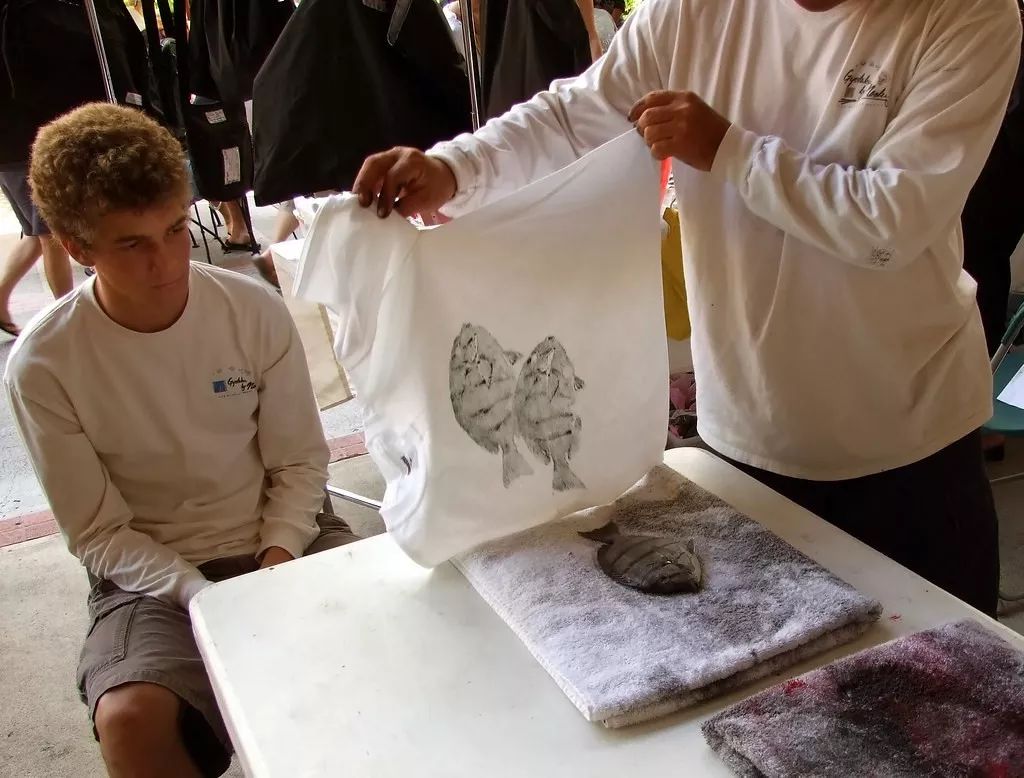 东方古老鱼拓技艺风靡全球却被西方人玩成了鱼腥t恤