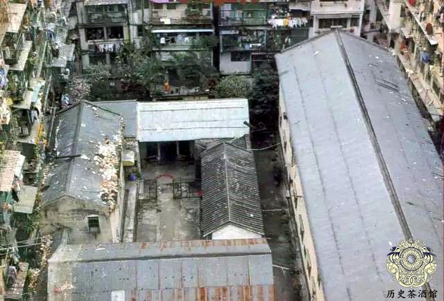 鉴于九龙城的治安和环境(在拆除前,占地0.