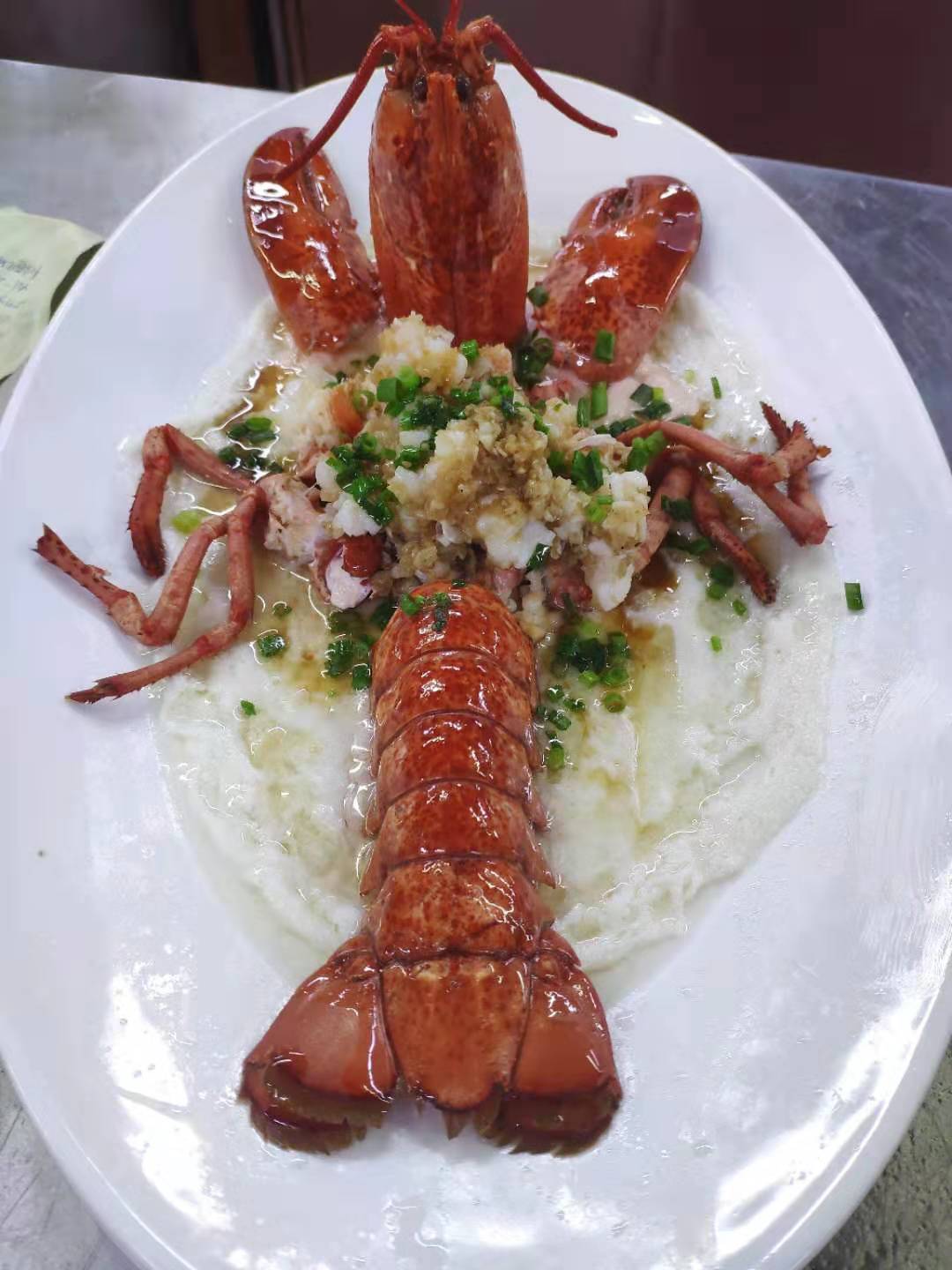 主料:波龙1只,鸡蛋清3个,牛奶50克,冬菜酱20克,炸蒜蓉15克调料:蒸鱼