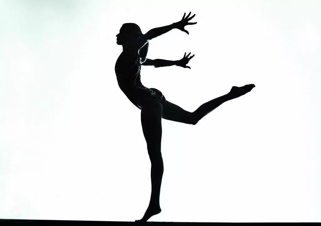 立扫帚游戏让苦闷的大众乐开怀试试看这些平衡训练动作你能完成几个