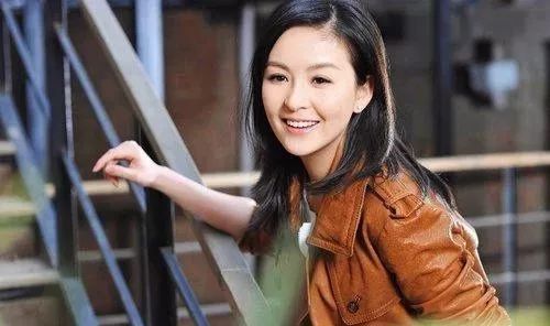 她饰演的第一部电视剧是《花季雨季》,在剧中饰演女主刘夏,并且凭借着