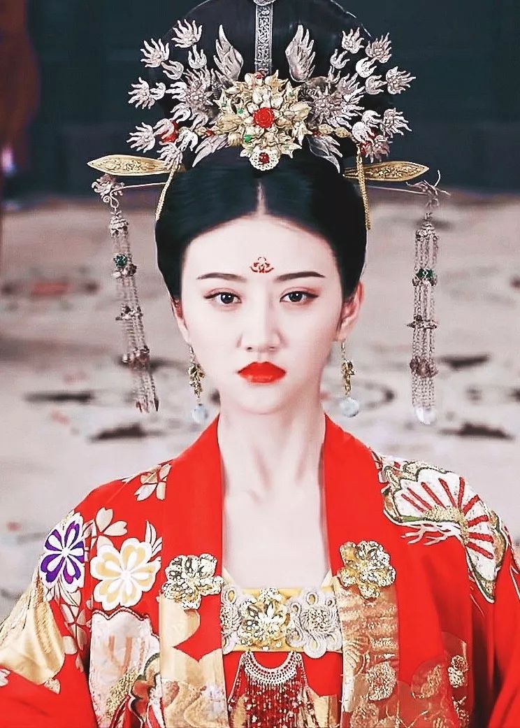 红盖头下的眼神含情脉脉脸上的喜悦与娇羞简直藏不住我们凤九终于和