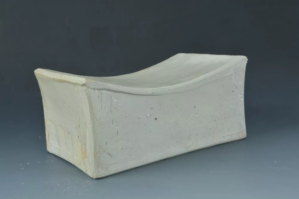 宅家赏文物白釉水波纹瓷枕