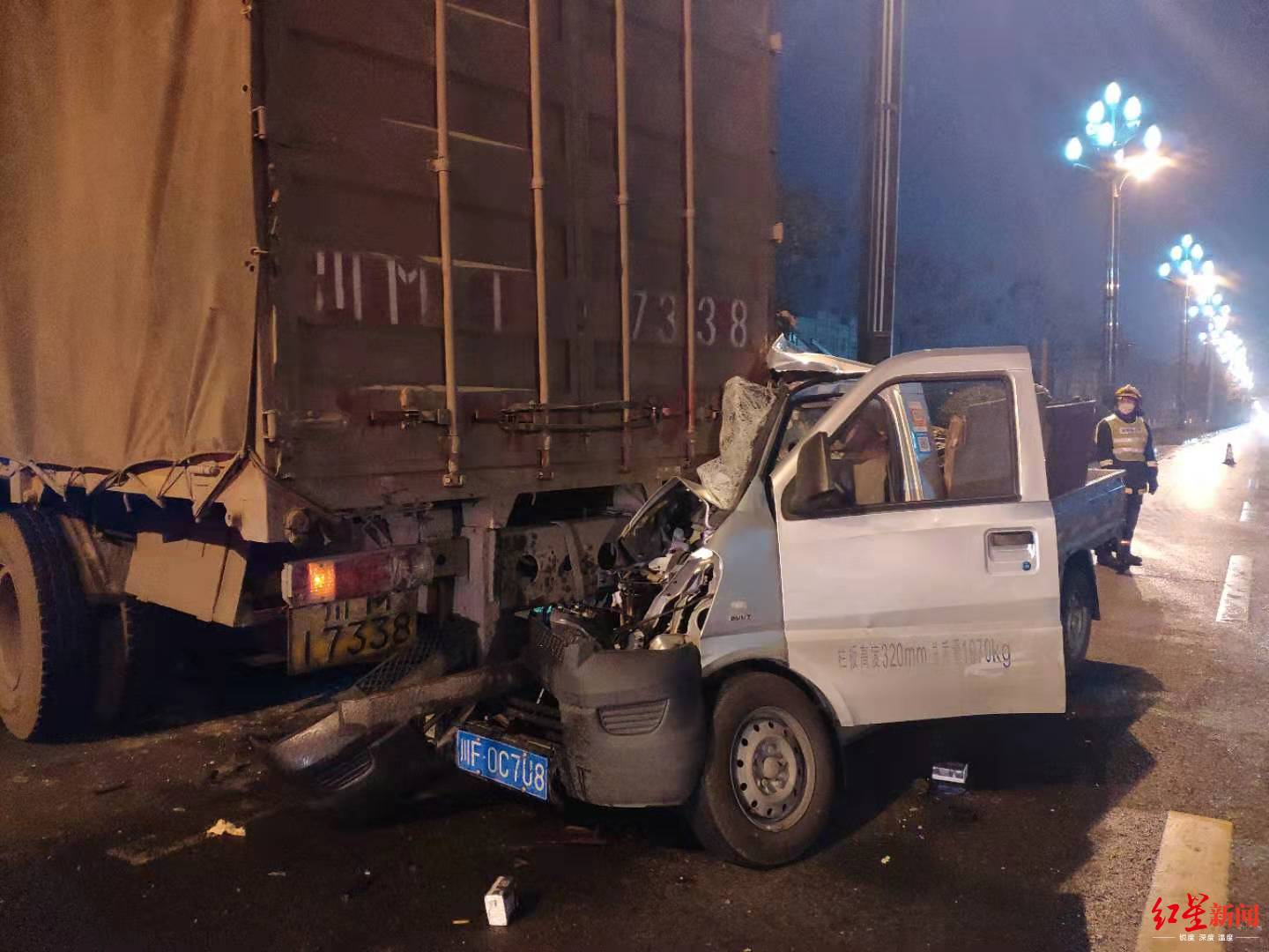 成都青白江发生一起交通事故面包车头钻进货车尾部1人被困