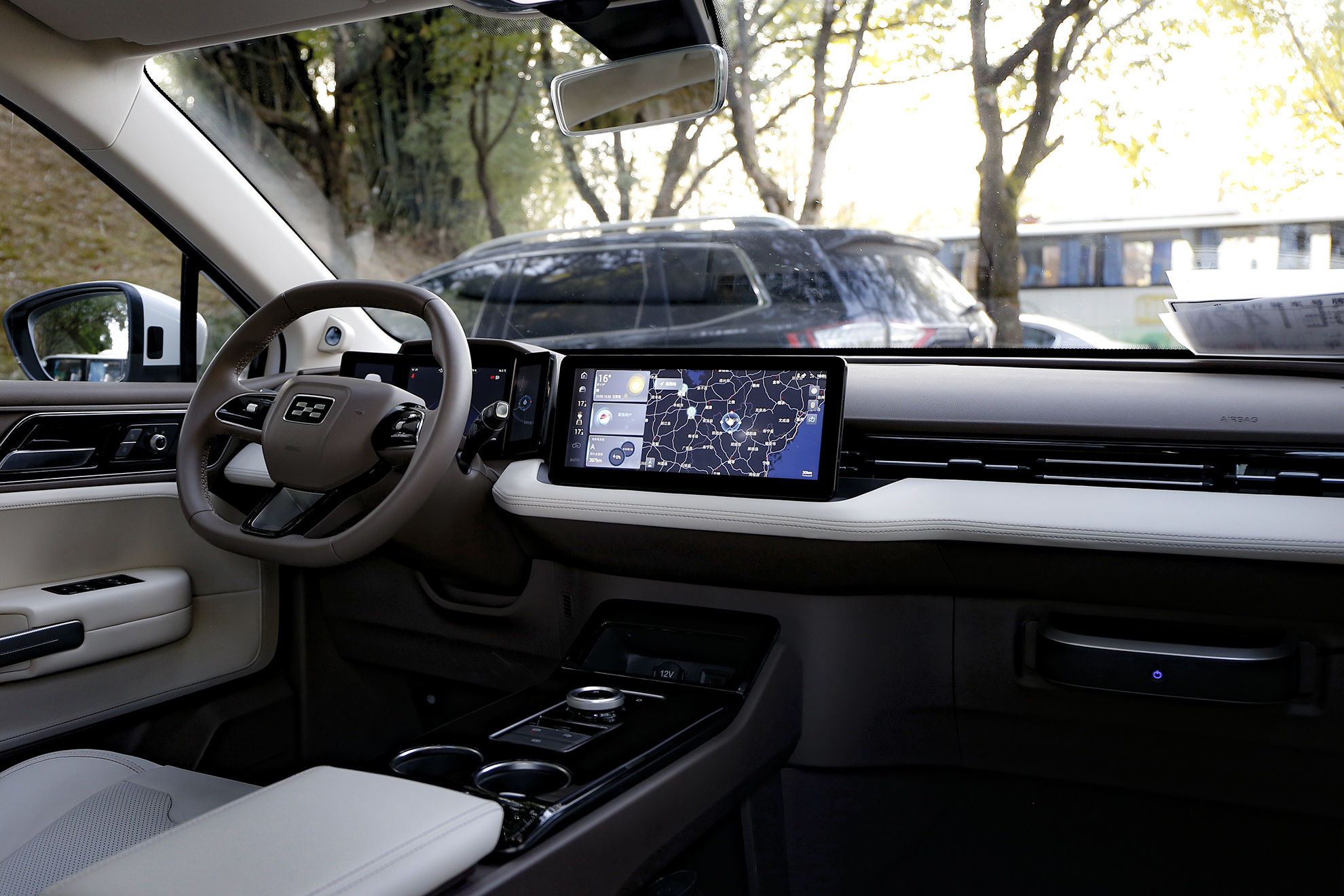 爱驰u5的内饰设计采用极简主义的设计风格,在内部几乎看不到任何的