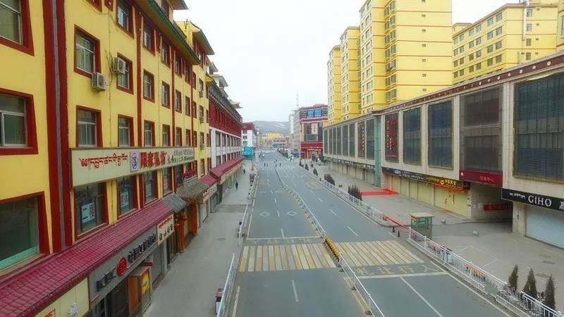 甘南大街上航拍一幕甘南上演空城计
