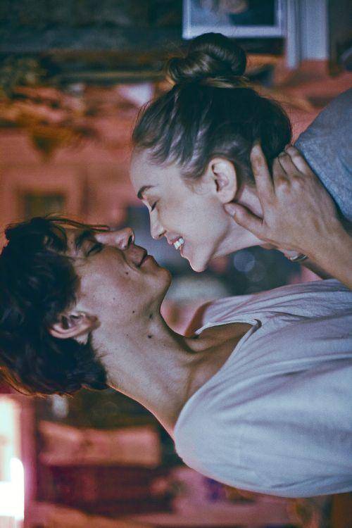 摸不着,看不到,委屈的时候想撒个娇,想要一个拥抱也触碰不到.