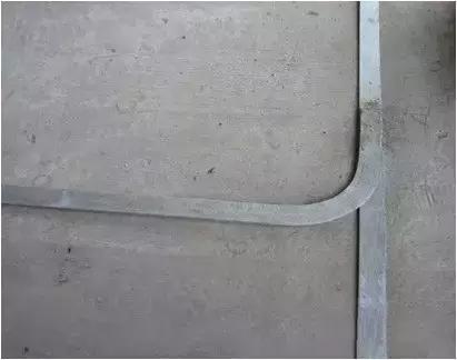 敷设时应立放,不得平放,因为立放时散流电阻较小;焊接长度应为扁铁