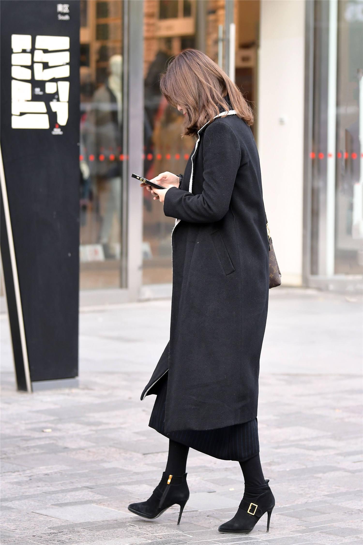 穿短靴就要选择高跟鞋,粗跟和细跟你喜欢哪一款,会怎么搭配呢?