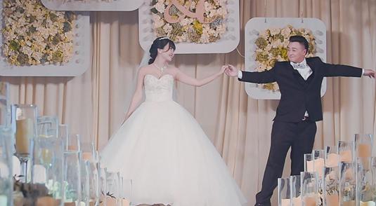 出道19年仍不红,嫁董可飞陈佩斯到场祝福_曹苑